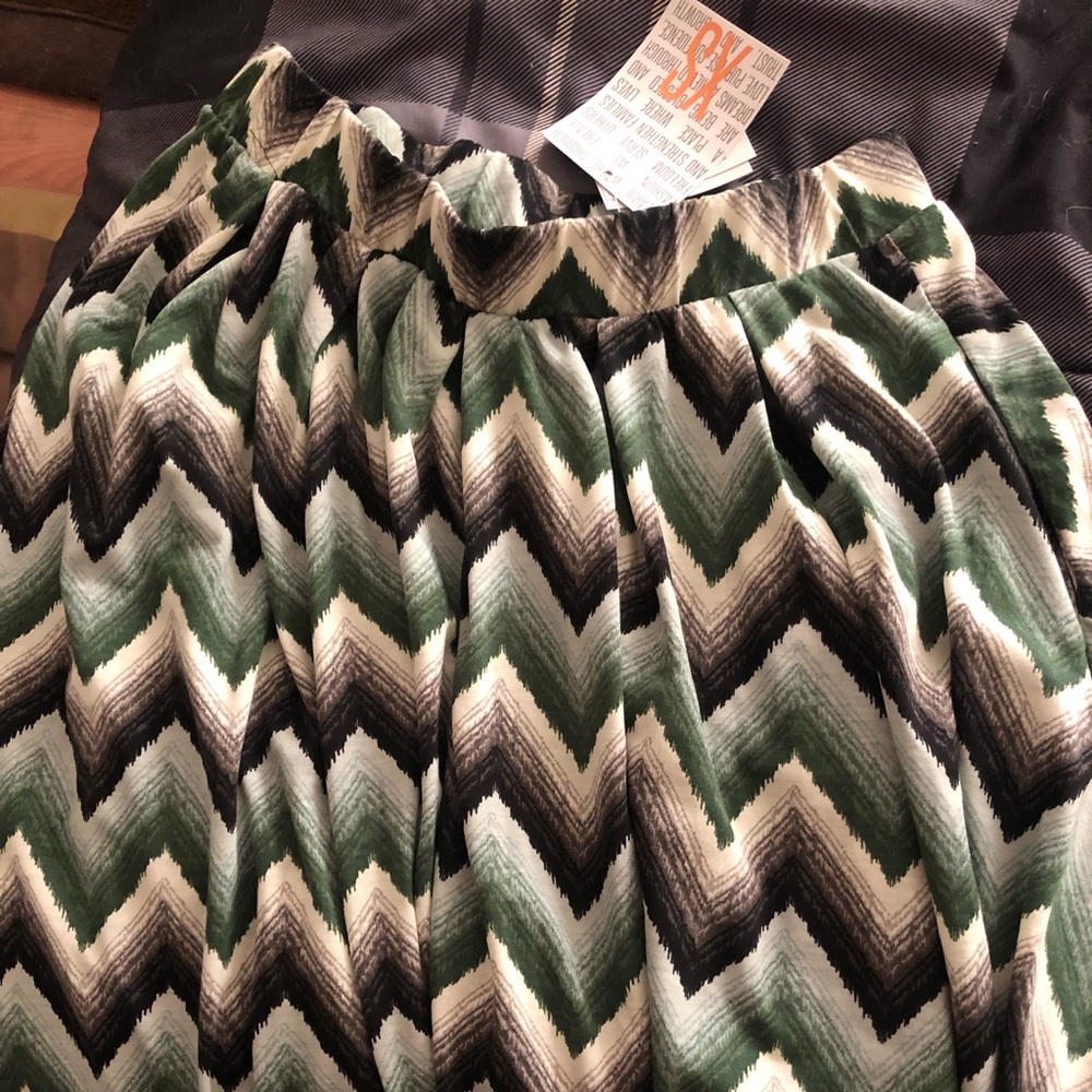 Lularoe Xs Madison Green black and white chevron